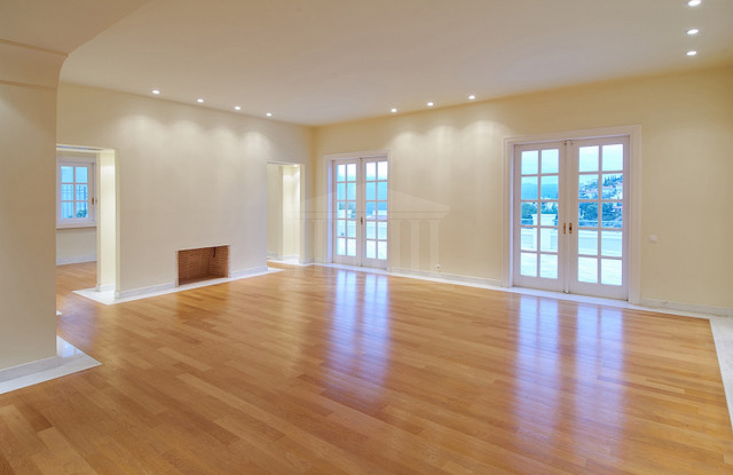 Five Bedroom Maisonette, Politia